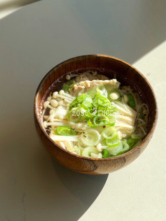 Hình của món Canh Gà Nấu Nấm Kim Châm.