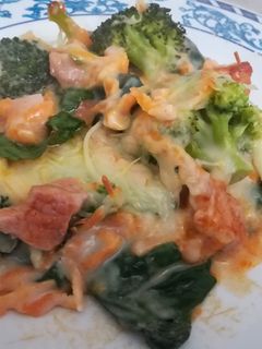 Una foto de Brócoli y espinacas con bechamel