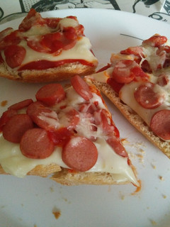 Una foto de Paninis de salchicha para torpes 🍴