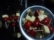 Una foto de pincho de aceitunas