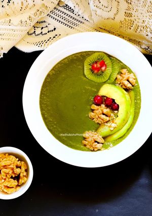A picture of Avocado Walnut Smoothie.