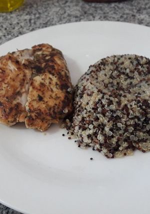 Una foto de Pollo al sartén con mix de quinoa