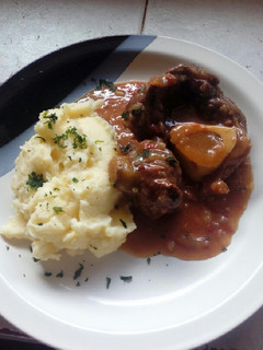 Una foto de Ossobuco braseado al vino tinto y puré cremoso