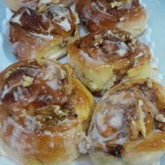 A picture of Cinnamon rolls with walnuts.