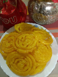 इंस्टेंट केसर जलेबी(instant kesar jalebi recipe in Hindi) रेसिपी मुख्य फोटो