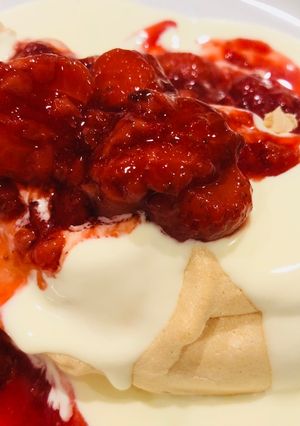 รูปของ Pavlova with Berries compote (เค้กไข่ขาว) อร่อย หรู #งบ60บาท