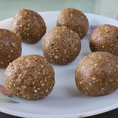 A picture of Khoya Til Ladoo.