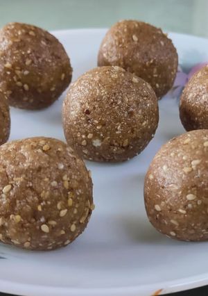 A picture of Khoya Til Ladoo.