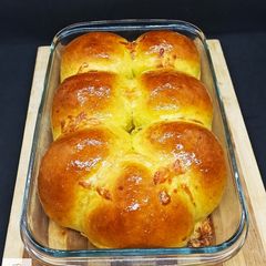 A picture of Minced meat and cheese stuffed buns.