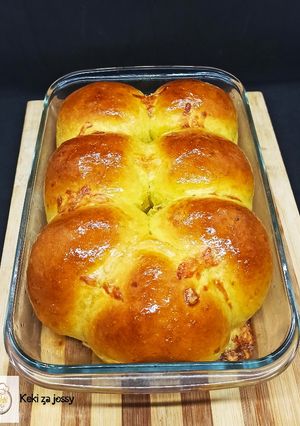 A picture of Minced meat and cheese stuffed buns.