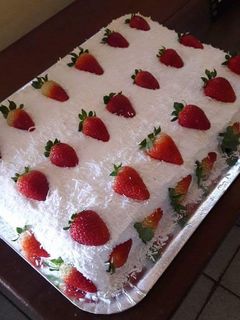 Una foto de Torta rellena con crema belga y frutillas