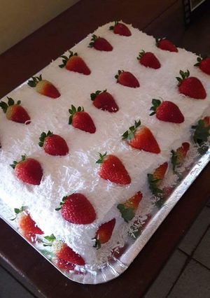 Una foto de Torta rellena con crema belga y frutillas