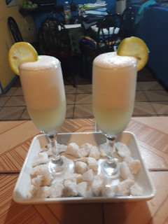 Una foto de Pisco sour chileno