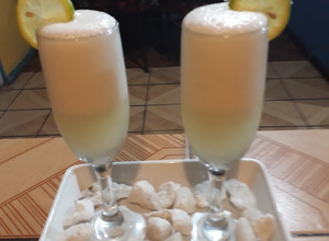 Una foto de Pisco sour chileno