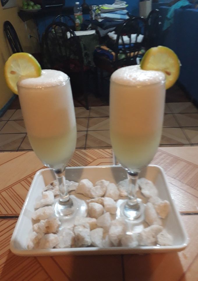 Una foto de Pisco sour chileno