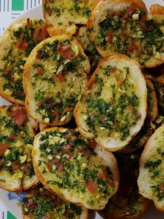 Una foto de Pan de ajo sencillo