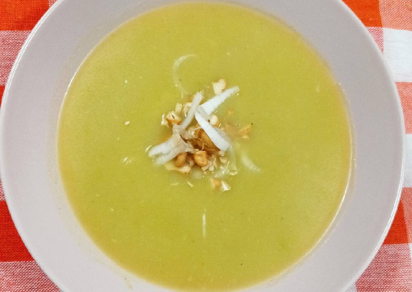 Sopa crema de calabacín con tomates y anacardos 🥒🥒🍅