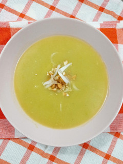 Una foto de Sopa crema de calabacín con tomates y anacardos 🥒🥒🍅