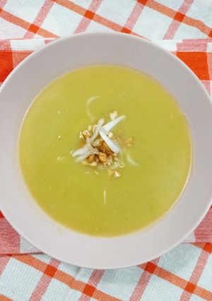Una foto de Sopa crema de calabacín con tomates y anacardos 🥒🥒🍅