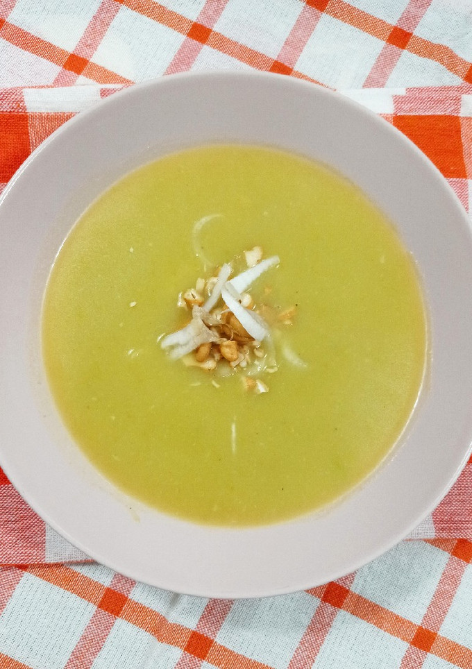 Una foto de Sopa crema de calabacín con tomates y anacardos 🥒🥒🍅