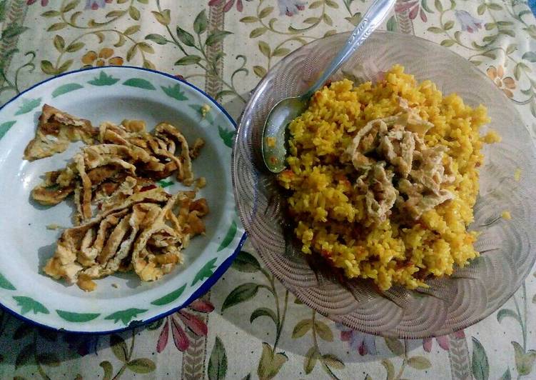 Nasi goreng kunyit pedaas