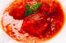 Bò viên sốt cà chua, ăn với mì ý (Meatballs in tomato sauce)