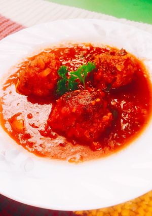 Hình của món Bò viên sốt cà chua, ăn với mì ý (Meatballs in tomato sauce).