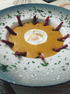 Una foto de Crema de lentejas con crujiente de jamón y huevo de codorniz en lékué