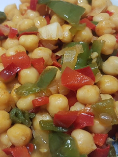 Una foto de Ensalada de garbanzos con verduras