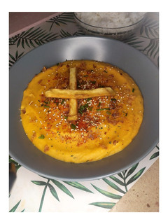 Una foto de Crema de coliflor al estilo hindú
