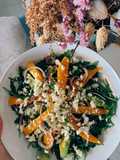 Ensalada de rúcula con mango, aguacate, cebolla morada y feta