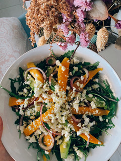 Foto principal de Ensalada de rúcula con mango, aguacate, cebolla morada y feta
