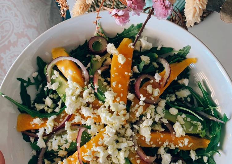 Ensalada de rúcula con mango, aguacate, cebolla morada y feta