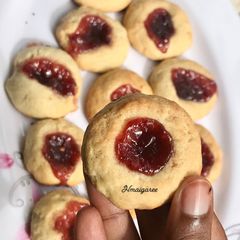 A picture of Strawberry jam cookies.