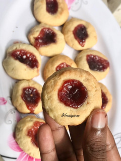A picture of Strawberry jam cookies.