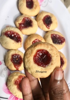 A picture of Strawberry jam cookies.