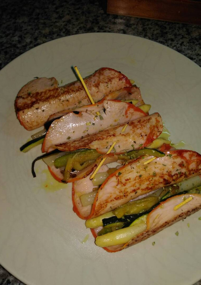 Una foto de Rollos de lomo adobado y verduras