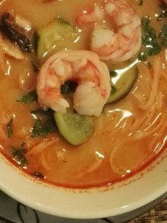 Una foto de Sopa Thai de camarones con fideos
