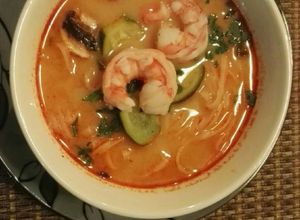 Una foto de Sopa Thai de camarones con fideos