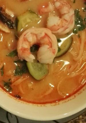 Una foto de Sopa Thai de camarones con fideos