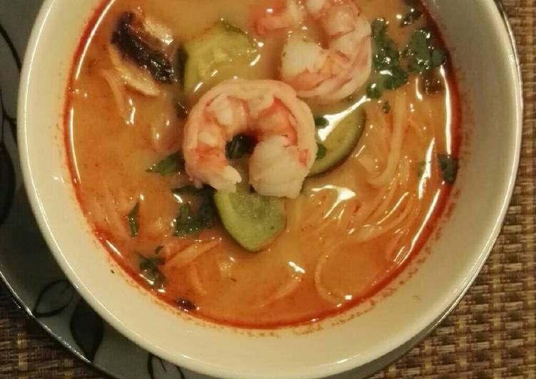 Sopa Thai de camarones con fideos