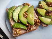 Una foto de tostada hummus