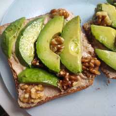 Foto principal de Tostada de hummus y aguacate