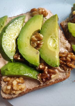 Una foto de Tostada de hummus y aguacate
