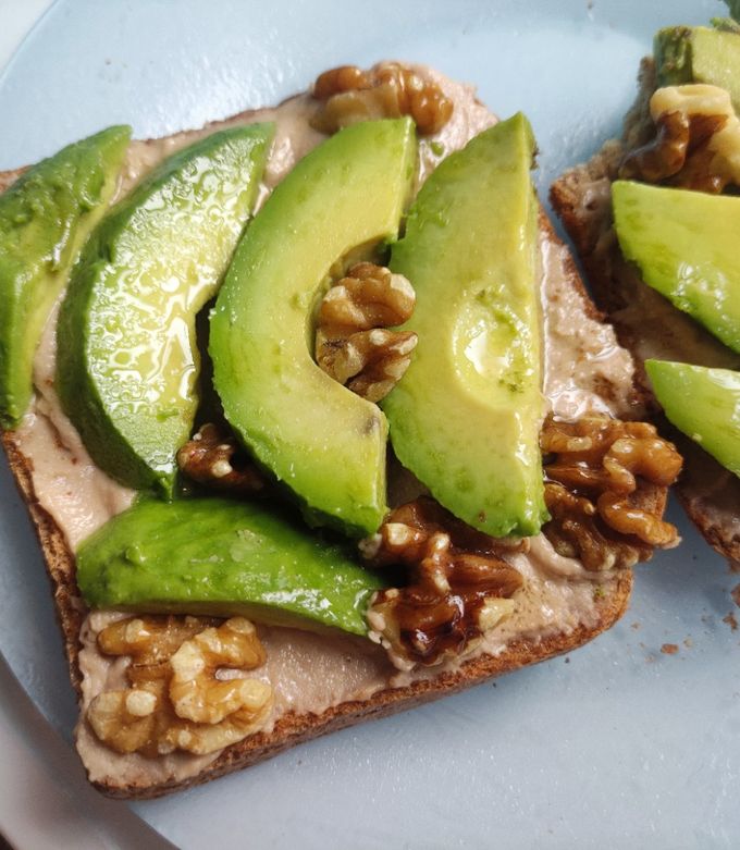 Foto principal de Tostada de hummus y aguacate