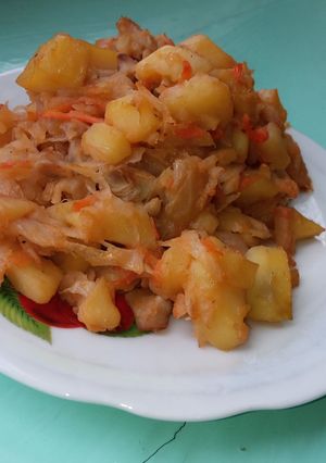 Фото Тушёная капуста с отварным картофелем и куриным мясом.