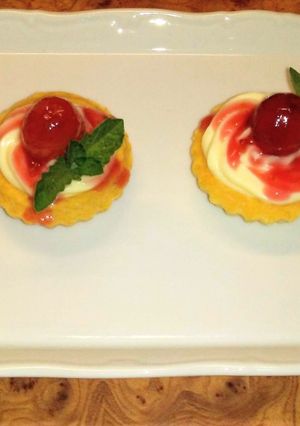 Vaníliás mascarponés kosárka cseresznye öntettel recept fotója