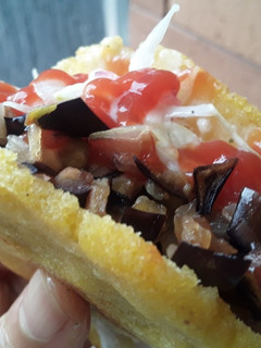 Una foto de 🍘Arepa rellena🍘🍅🍆🌰🍶