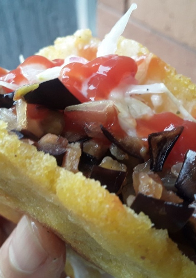 Una foto de 🍘Arepa rellena🍘🍅🍆🌰🍶