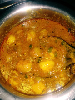 बेबी पोटैटो मसाला करी (Baby potato masala curry recipe in hindi) रेसिपी मुख्य फोटो